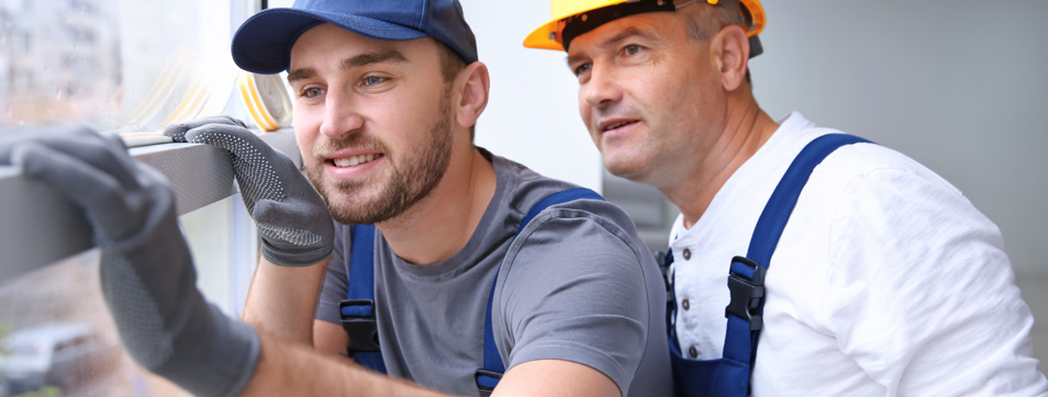 Tradesman supporting apprentice